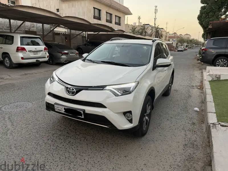 تويوتا راف فور موديل 2018 أبيض شاشة وكاميرا وزينون بحالة جيدة جداً كاش - image 1