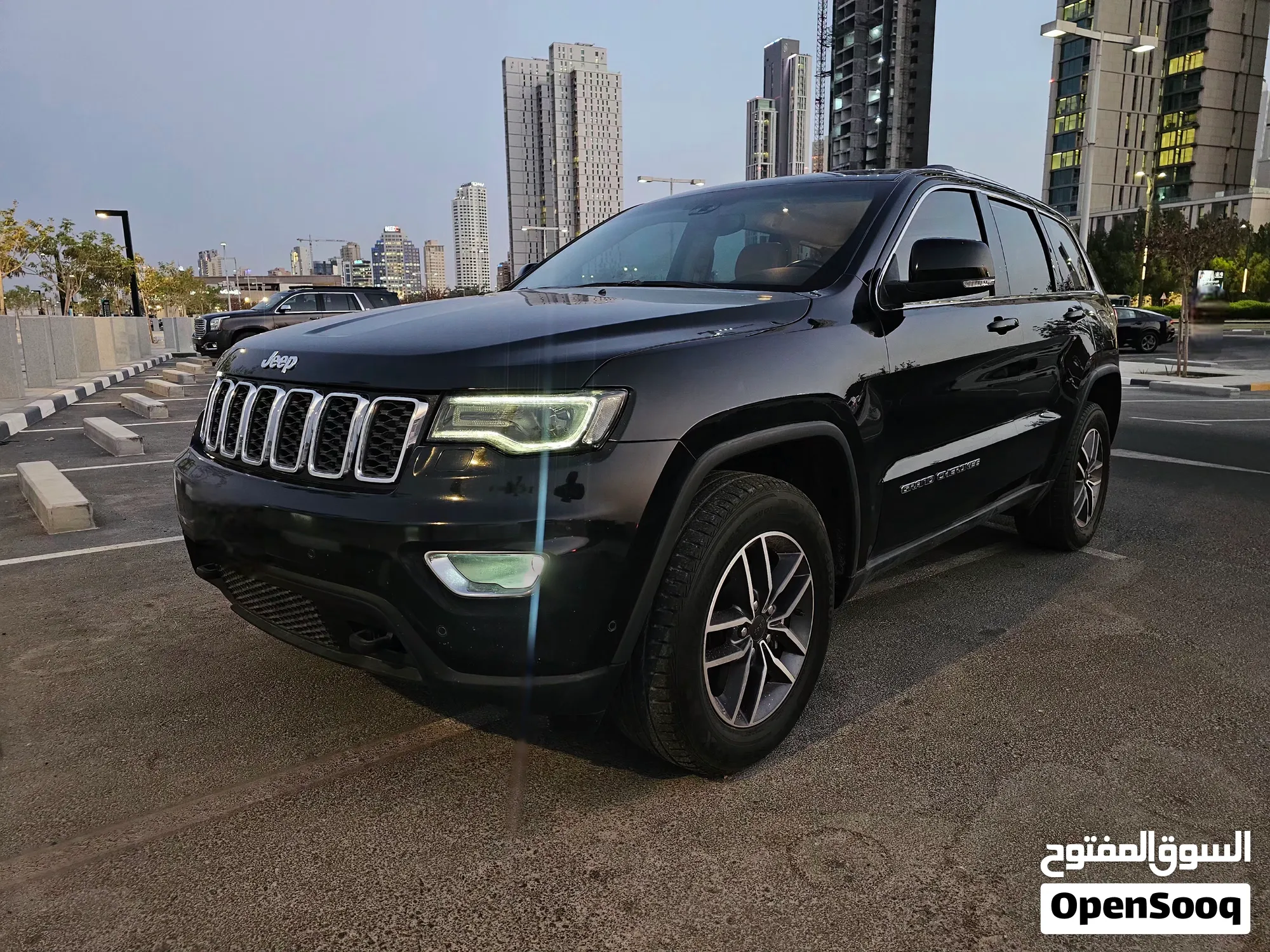 جيب جراند شيروكي Laredo 4x4 موديل 2021 مستعملة للبيع في الخالدية الكويت – 120 ألف كم - image 1