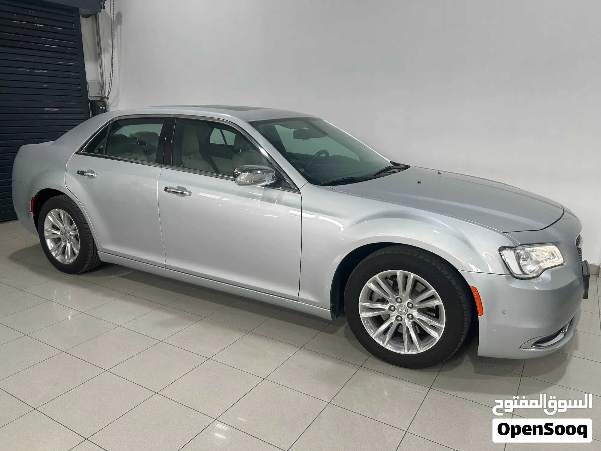 كرايسلر 300 Touring موديل 2022 خليجي فضي فتحة وجلد شاشة ملاحة كاش - image 1